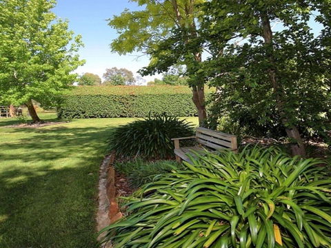 Sarnia Period Home In Garden Oasis With Pool - Queensland Tourism 3