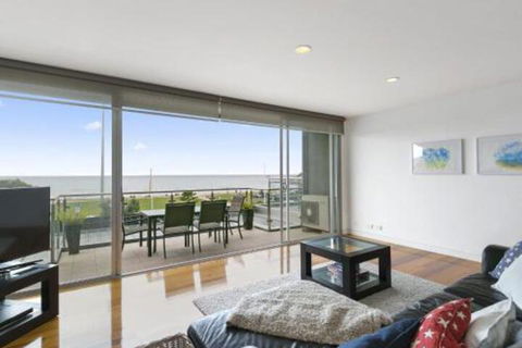 LOUTTIT BAY APARTMENT 1 Free Wifi Ocean Views & The Ultimate Location - QLD Tourism 0