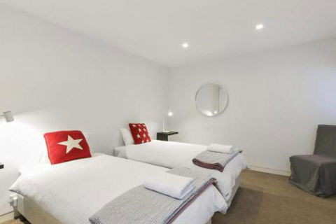 LOUTTIT BAY APARTMENT 1 Free Wifi Ocean Views & The Ultimate Location - QLD Tourism 7
