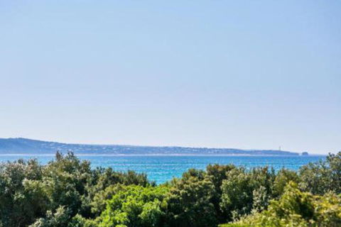 LOUTTIT BAY APARTMENT 1 Free Wifi Ocean Views & The Ultimate Location - QLD Tourism 3