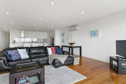 LOUTTIT BAY APARTMENT 1 Free Wifi Ocean Views & The Ultimate Location - QLD Tourism 6