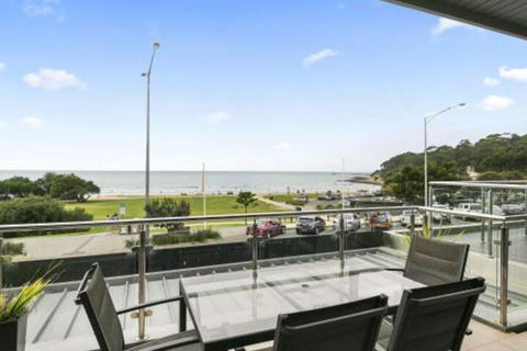 LOUTTIT BAY APARTMENT 1 Free Wifi Ocean Views & The Ultimate Location - QLD Tourism 5