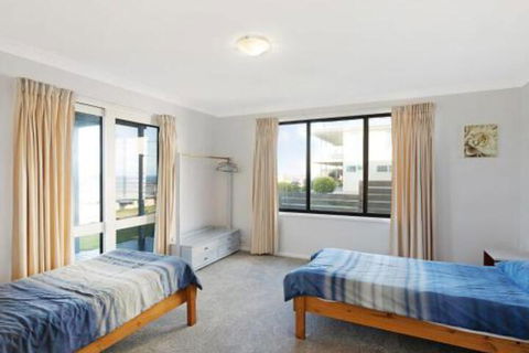 45 Hillside Cres Beach House - QLD Tourism 3