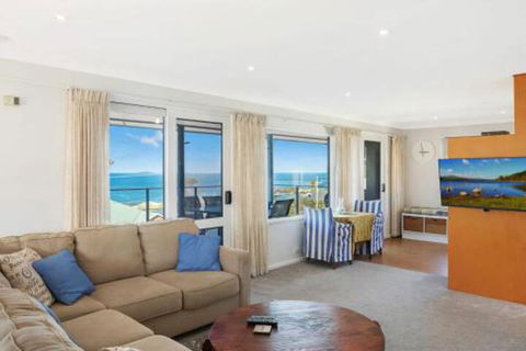 45 Hillside Cres Beach House - QLD Tourism 4