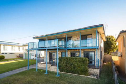 45 Hillside Cres Beach House - QLD Tourism 0