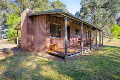 Braeside Cabin Three Parsonsia - QLD Tourism 6