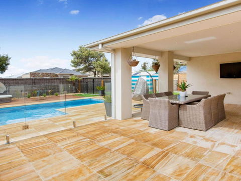 MALIBU SAFETY BEACH - QLD Tourism 6