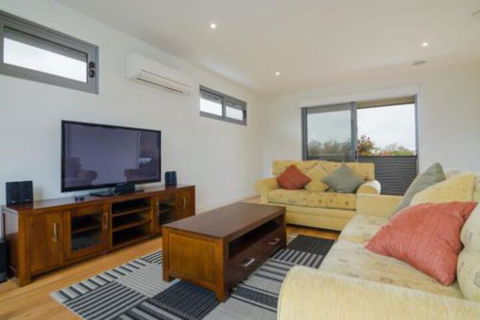 PIER 55 DROMANA... - Queensland Tourism 6