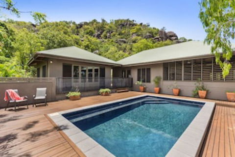 Absolute Beachfront - QLD Tourism 0