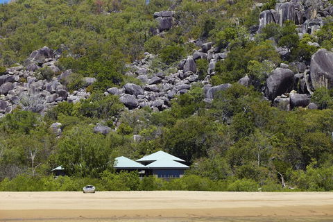 Absolute Beachfront - QLD Tourism 1