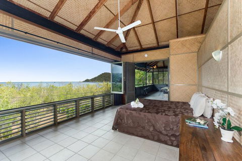 Absolute Beachfront - QLD Tourism 3