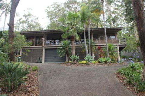 LIZ LAKE - QLD Tourism 0