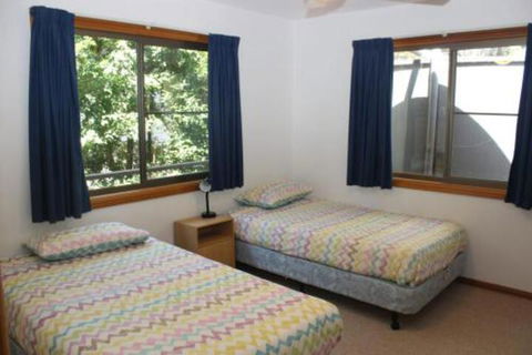 LIZ LAKE - QLD Tourism 5