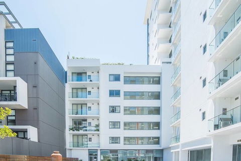 Spacious Central Apartment Walking Distance To Beach - QLD Tourism 1