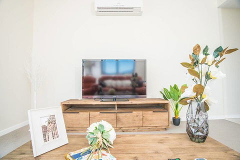 Spacious Central Apartment Walking Distance To Beach - QLD Tourism 6