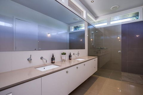 Kalina Retreat Tennis & Pool - QLD Tourism 3