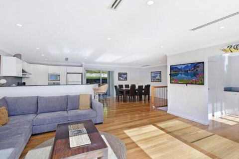 Luxurious Lake Front Long Jetty - QLD Tourism 3