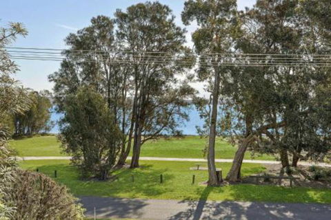 Luxurious Lake Front Long Jetty - QLD Tourism 4