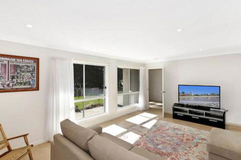 Luxurious Lake Front Long Jetty - QLD Tourism 6