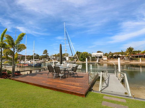 WATERFRONT HOME BORDERING MOOLOOLABA - QLD Tourism 6