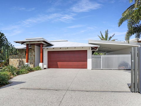 WATERFRONT HOME BORDERING MOOLOOLABA - QLD Tourism 2