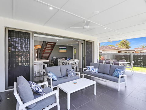 WATERFRONT HOME BORDERING MOOLOOLABA - QLD Tourism 3