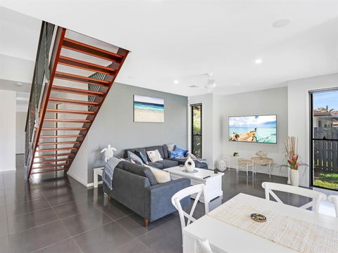 WATERFRONT HOME BORDERING MOOLOOLABA - QLD Tourism 5