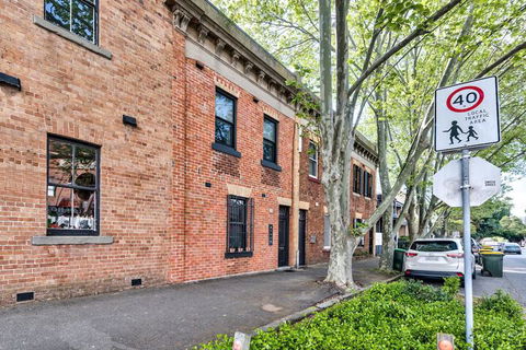 Bull Street 116 - Queensland Tourism 1