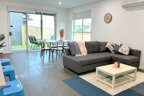 Homely Getaways In New Torquay - QLD Tourism 0