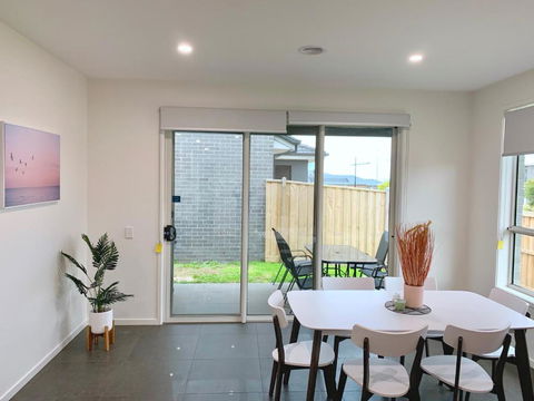 Homely Getaways In New Torquay - QLD Tourism 3