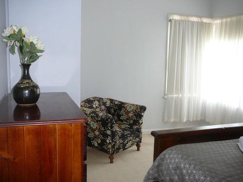 BEACHPOINT COTTAGE - QLD Tourism 6