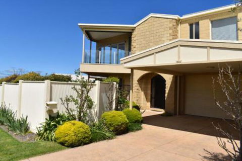 VIEWS FOREVER INVERLOCH - Queensland Tourism 0