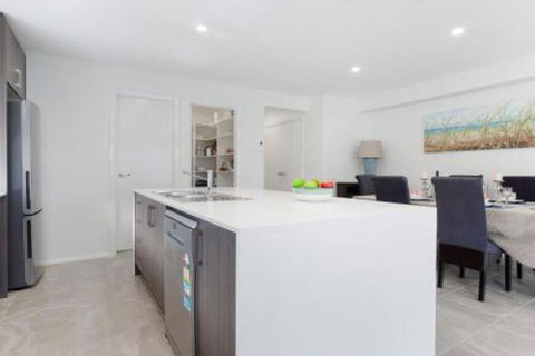 Birubi Breezes 2 / 7 Fitzroy St. Large Duplex With Air Conditioning WIFI & Only 5 Minute Walk To The Beach - Queensland Tourism 4