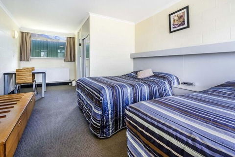 Top Of The Town Hotel Motel - Queensland Tourism 6