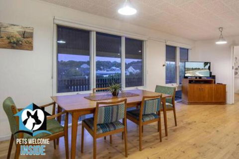 Retro Groovy Pad Pt Elliot - Queensland Tourism 2