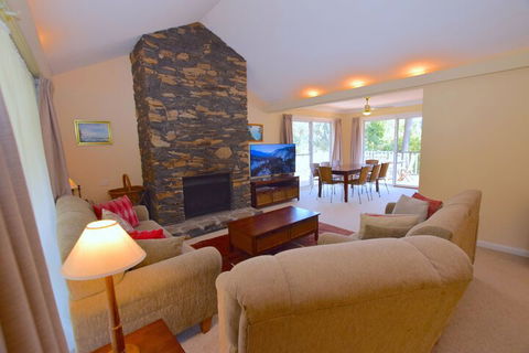 Rocky Mountain Cottage - QLD Tourism 7