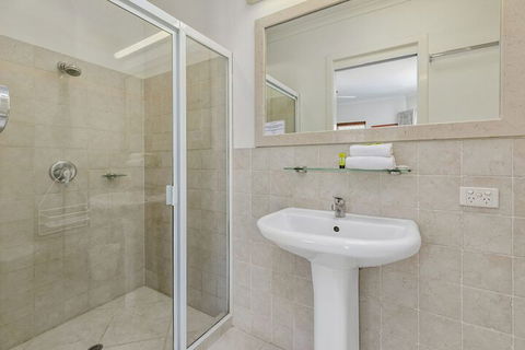 Beautiful North Facing River Views At Noosaville Unit 4 Riverside 235 Gympie Tce - QLD Tourism 7