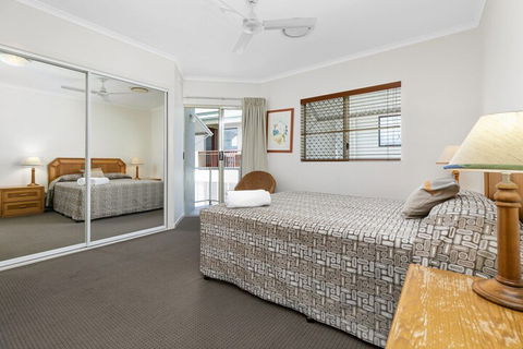 Beautiful North Facing River Views At Noosaville Unit 4 Riverside 235 Gympie Tce - QLD Tourism 4