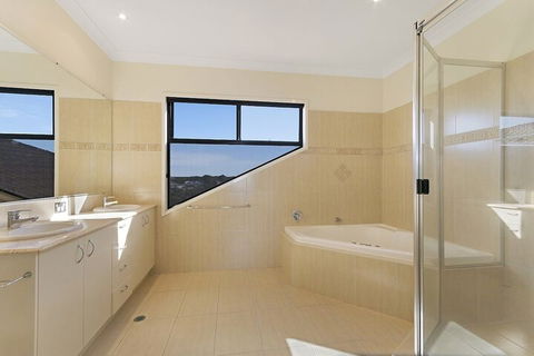 Castaways Beachside Family Retreat 44 Driftwood Drive - Queensland Tourism 3