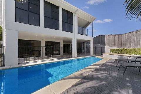 Castaways Beachside Family Retreat 44 Driftwood Drive - Queensland Tourism 1