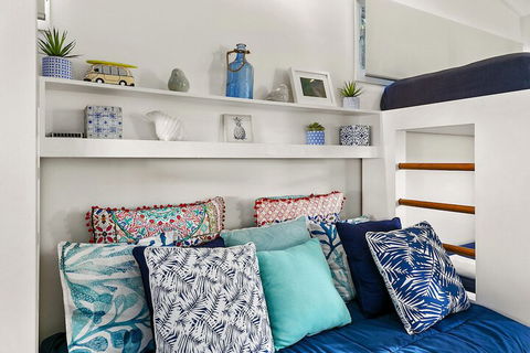 Stunning River House 51 Hilton Esplanade - QLD Tourism 2