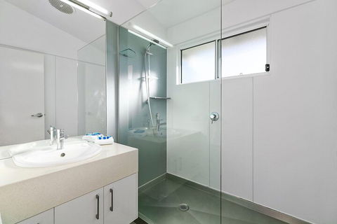 Stunning River House 51 Hilton Esplanade - QLD Tourism 7