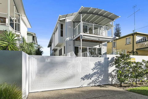 Stunning River House 51 Hilton Esplanade - QLD Tourism 1