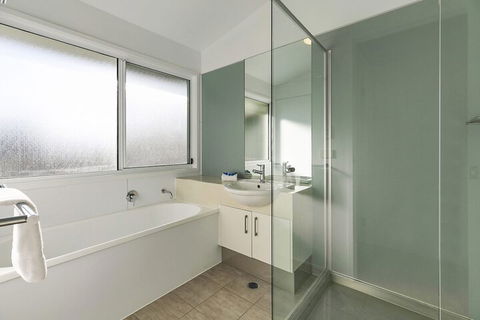 Stunning River House 51 Hilton Esplanade - QLD Tourism 3