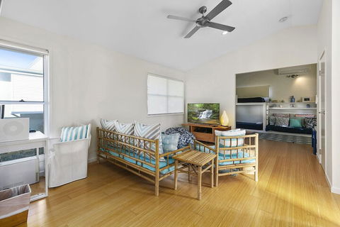 Stunning River House 51 Hilton Esplanade - QLD Tourism 4