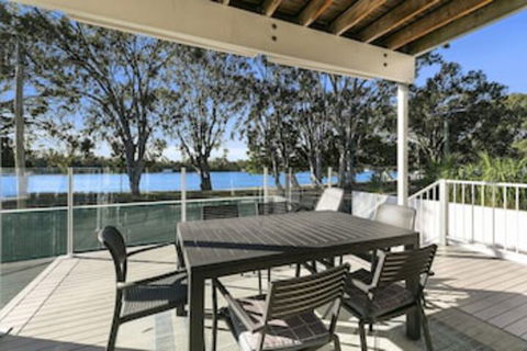 Stunning River House 51 Hilton Esplanade - QLD Tourism 0