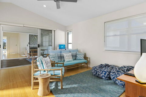 Stunning River House 51 Hilton Esplanade - QLD Tourism 6