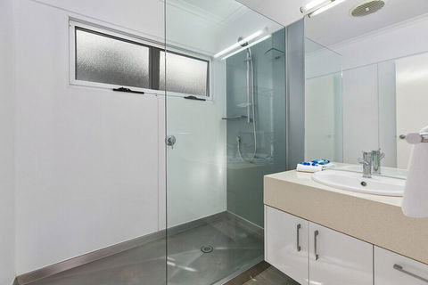 Stunning River House 51 Hilton Esplanade - QLD Tourism 5