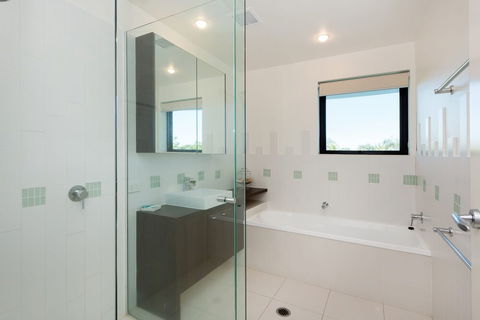 Stylish Beach Side Apartment Unit 5 33 Lorikeet Drive - Queensland Tourism 2