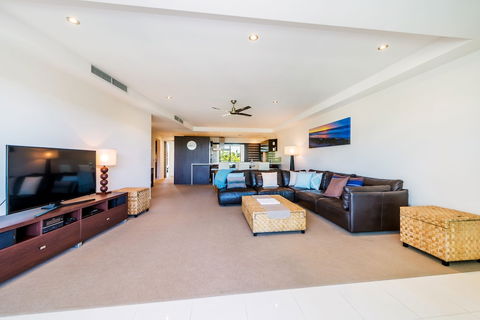 Stylish Beach Side Apartment Unit 5 33 Lorikeet Drive - Queensland Tourism 4